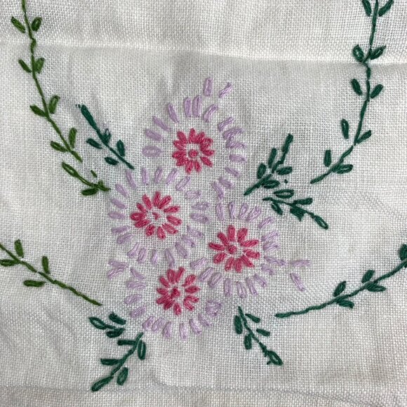 Vintage Cottagecore Hand-Embroidered Floral Rectangular Table Runner Linen - Picture 5 of 9